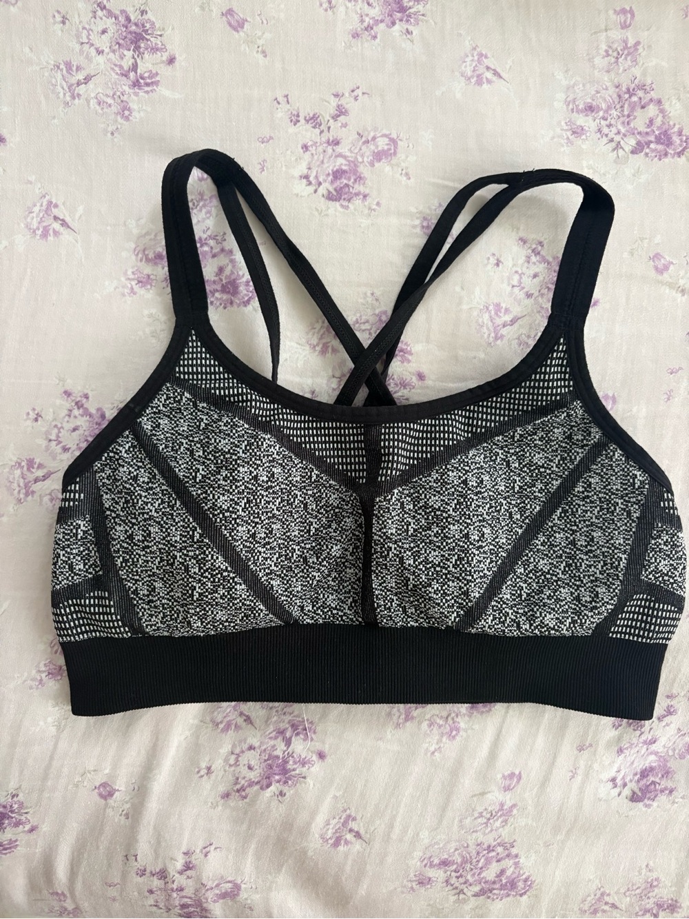 Black & White Seamless Mesh Sports Bra - Women Activewear